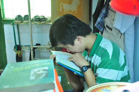 Bị tật bẩm sinh về mắt khiến việc đọc sách gặp nhiều khó khăn, Lê Quang Đạt đang theo học chuyên ngành Lịch sử.